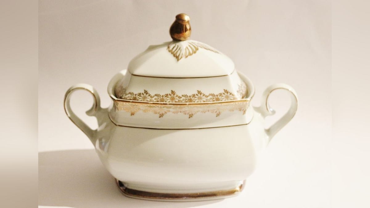 Soupière en porcelaine blanche à filets dorés, avec son couvercle et ses deux anses