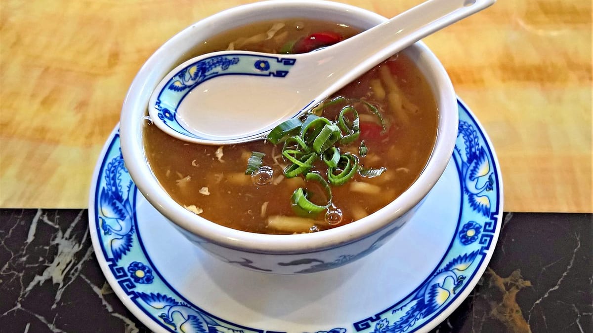 Bol de soupe chinoise au bouillon parfumé et à la ciboule, avec sa cuillère en porcelaine