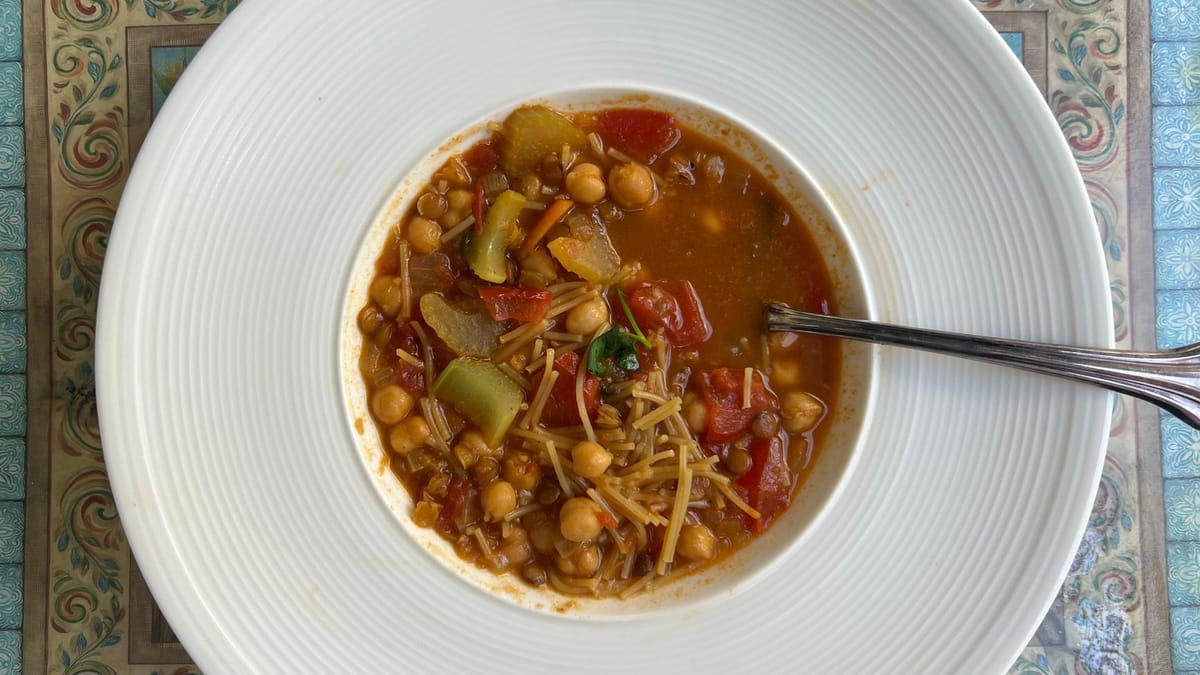 Assiette de harira aux pois chiches, vermicelles et tomates